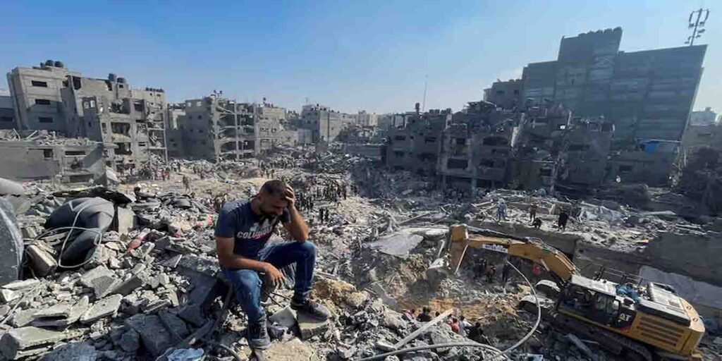 غزہ پر اسرائیلی حملے کے بعد تباہ شدہ عمارتیں اور بے گھر فلسطینی