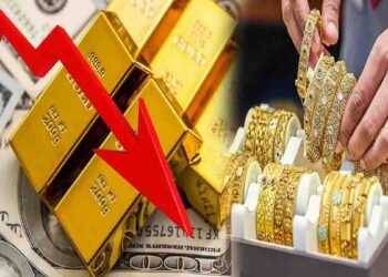 پاکستان میں سونے کی مارکیٹ، زیورات کی دکان میں گولڈ بارز