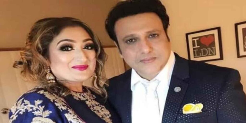 بالی ووڈ اداکار گووندا اور ان کی اہلیہ سونیتا اہوجا ایک تقریب میں خوشگوار موڈ میں