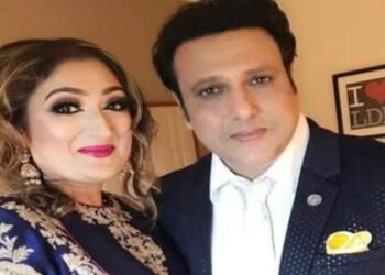بالی ووڈ اداکار گووندا اور ان کی اہلیہ سونیتا اہوجا ایک تقریب میں خوشگوار موڈ میں