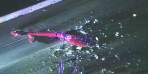 کیلیفورنیا میں ہیلی کاپٹر سڑک پر گر کر تباہ