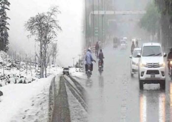 کراچی اور ملک کے مختلف شہروں میں بارش جبکہ کالام اور مالم جبہ میں پہلی برفباری کے حسین مناظر