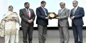 امیرالدین میڈیکل کالج میں ریسرچ کانفرنس کے دوران طلبہ اور اساتذہ کا گروپ فوٹو