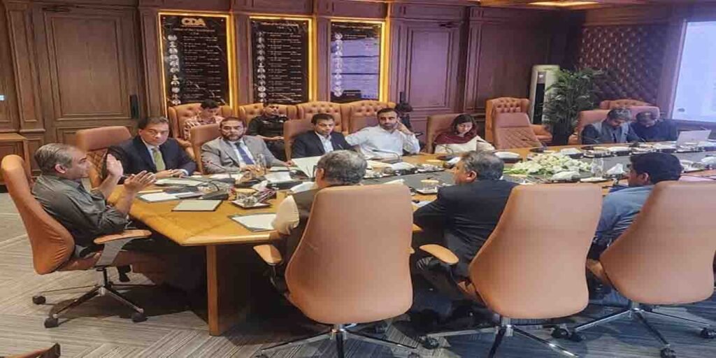 وزیر داخلہ محسن نقوی سی ڈی اے ہیڈکوارٹرز میں اجلاس کی صدارت کر رہے ہیں، نئے کنونشن ہال کی منظوری۔