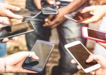 نوجوانوں پر سوشل میڈیا کے منفی اثرات کو ظاہر کرتی ایک تصویر