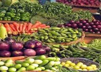 سبزیوں کے نئے نرخ کے باوجود مہنگی سبزیاں خریدتے شہری