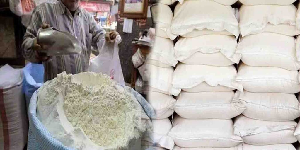 پشاور میں آٹا مہنگا 2025 کے دوران شہری آٹا خریدتے ہوئے