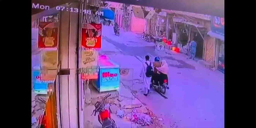 پشاور میں موٹرسائیکل سوار برقعہ پوش مبینہ خاتون موبائل چھینتے ہوئے