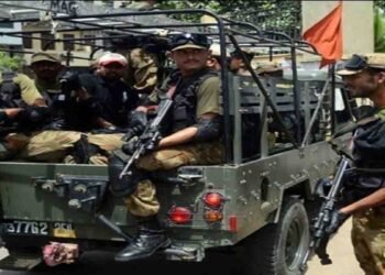 سیکیورٹی فورسز باجوڑ میں بارود سے بھری گاڑی تباہ کر رہی ہیں