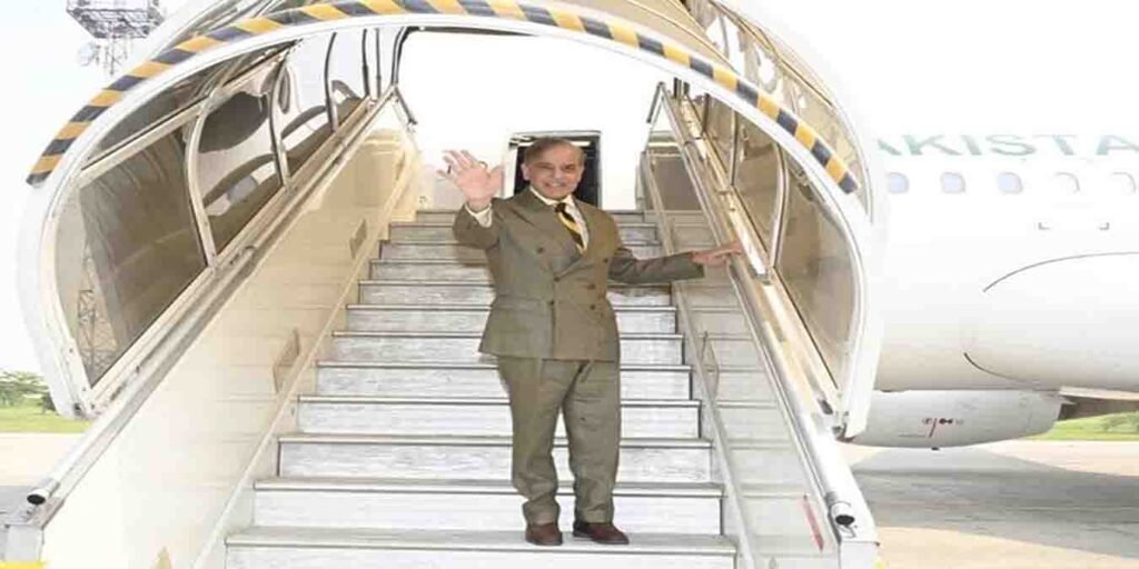 وزیرِ اعظم محمد شہباز شریف سعودی عرب روانگی پر پاکستانی وفد کے ہمراہ