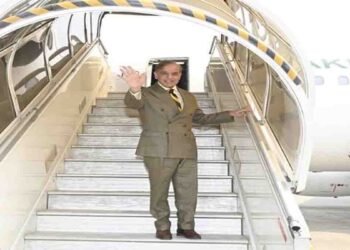 وزیرِ اعظم محمد شہباز شریف سعودی عرب روانگی پر پاکستانی وفد کے ہمراہ