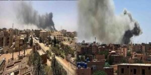 سوڈان مسجد حملہ میں الفشر کی مسجد پر گولہ باری کے بعد امدادی کارکن ملبہ صاف کرتے ہوئے