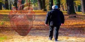 دل کی صحت کے لیے چہل قدمی کرنے والا شخص پارک میں ورزش کرتے ہوئے