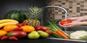پھلوں اور سبزیوں کو دھونا — صحت مند زندگی کی بنیادی عادت