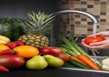 پھلوں اور سبزیوں کو دھونا — صحت مند زندگی کی بنیادی عادت