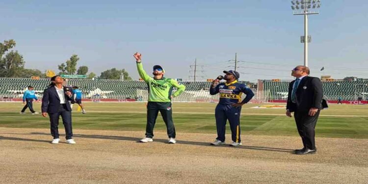 پاکستان بمقابلہ سری لنکا دوسرا ون ڈے میں ٹاس جیت کر پہلے فیلڈنگ کا فیصلہ کرتے ہوئے پاکستانی ٹیم