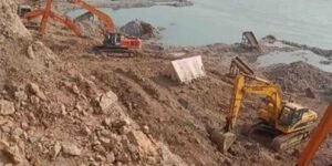 اٹک سونے کی کان گرنا میں ریت کا ملبہ اور ریسکیو ٹیم دریائے سندھ کنارے