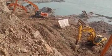 اٹک سونے کی کان گرنا میں ریت کا ملبہ اور ریسکیو ٹیم دریائے سندھ کنارے