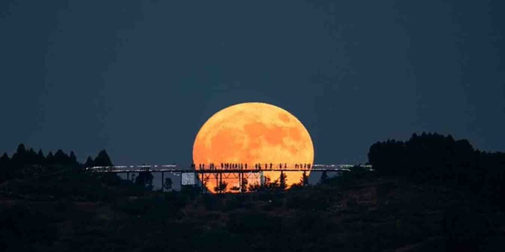 سپر مون 2025 پاکستان میں آسمان پر چمکتا ہوا بڑا اور روشن چاند