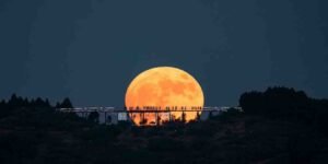 سپر مون 2025 پاکستان میں آسمان پر چمکتا ہوا بڑا اور روشن چاند