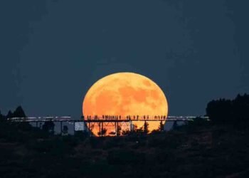 سپر مون 2025 پاکستان میں آسمان پر چمکتا ہوا بڑا اور روشن چاند