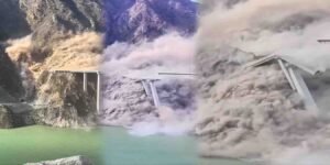 چین کے صوبے سچوان میں منہدم ہونے والے ہونگ چی پل کا منظر