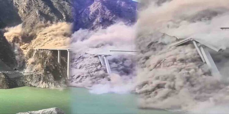 چین کے صوبے سچوان میں منہدم ہونے والے ہونگ چی پل کا منظر