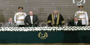 وفاقی آئینی عدالت کے پہلے چیف جسٹس امین الدین حلف اٹھاتے ہوئے