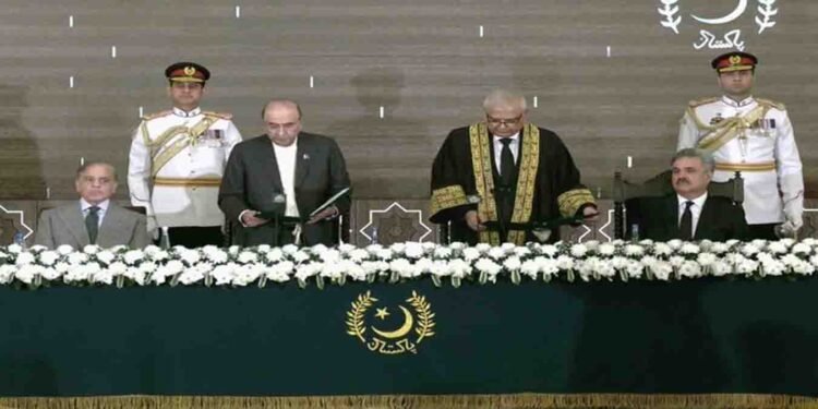 وفاقی آئینی عدالت کے پہلے چیف جسٹس امین الدین حلف اٹھاتے ہوئے