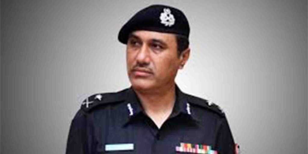 Alt Text: ای چالان سندھ کا کیمرہ ٹریفک قوانین کی خلاف ورزی ریکارڈ کرتے ہوئے