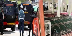 جکارتہ کی مسجد میں نماز جمعہ کے دوران دھماکے کے بعد امدادی کارکن زخمیوں کو اسپتال منتقل کر رہے ہیں