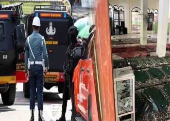 جکارتہ کی مسجد میں نماز جمعہ کے دوران دھماکے کے بعد امدادی کارکن زخمیوں کو اسپتال منتقل کر رہے ہیں