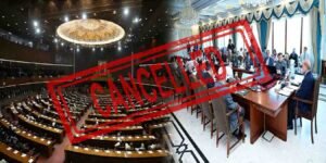 اسلام آباد میں وزیراعظم ہاؤس کے باہر میڈیا نمائندے وفاقی کابینہ کے اجلاس ملتوی ہونے کی خبر دیتے ہوئے۔