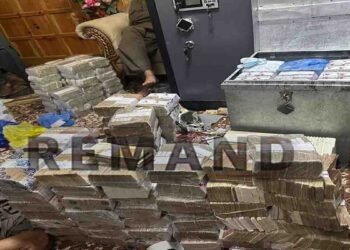 کوہستان مالیاتی اسکینڈل میں گرفتار ملزمان کو عدالت میں پیش کیے جانے کا منظر