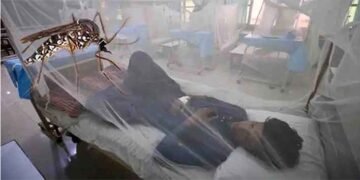 لاہور میں ڈینگی اموات کے بعد پریشان شہریوں کی نمائندہ تصویر