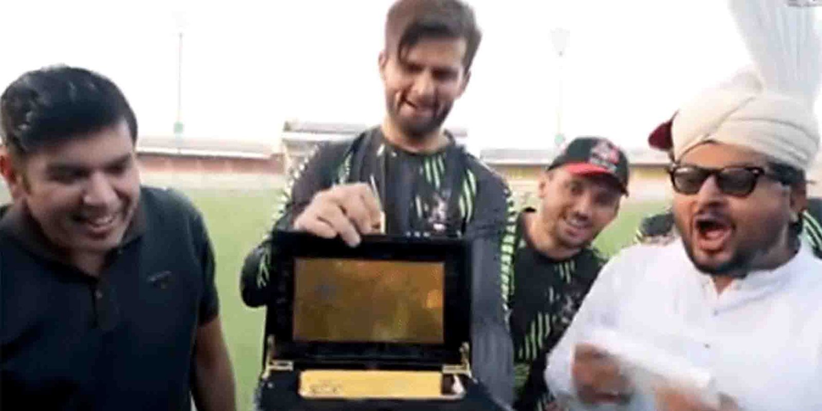 کپتان شاہین شاہ آفریدی کو تحفہ دینے کے ساتھ ساتھ