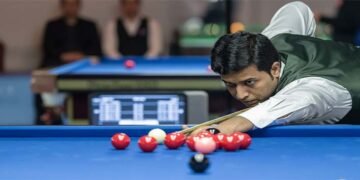 محمد آصف سنوکر میچ میں کھیلتے ہوئے