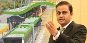 میئر کراچی مرتضیٰ وہاب میڈیا سے گرین لائن کوریڈور کے بارے میں بات کر رہے ہیں۔