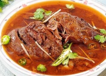 نہاری بنانے کی ترکیب کے ساتھ مزیدار گرم گرم نہاری کی تصویر