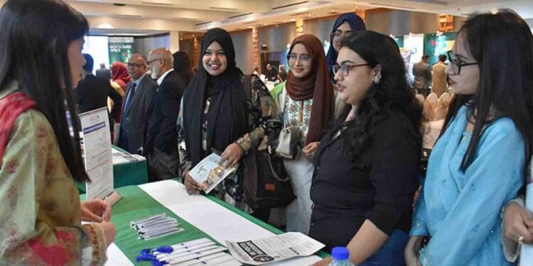 ڈھاکہ میں پاکستان ایجوکیشن ایکسپو کا ایک منظر جہاں طلباء کی بڑی تعداد بوتھ کا دورہ