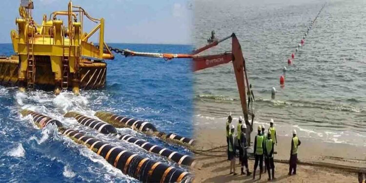 SE-ME-WE 6 سب میرین کیبل کراچی کے ساحل ہاکس بے پر پہنچاتے ہوئے ماہرین