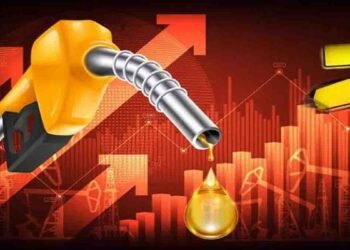 پیٹرولیم قیمتوں میں اضافہ کی خبروں کے بعد پمپ پر گاڑیوں کی قطاریں