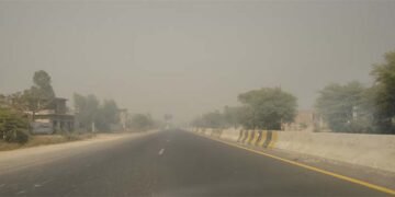 پنجاب میں خشک موسم اور سموگ — شہری ماسک پہنے ہوئے