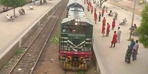 ٹرینوں میں بغیر ٹکٹ مسافروں کے خلاف کارروائی کی تصویر