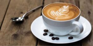 روزانہ کافی پینے کے فوائد — کافی کے کپ کی تصویر جس سے بھاپ اٹھ رہی ہے