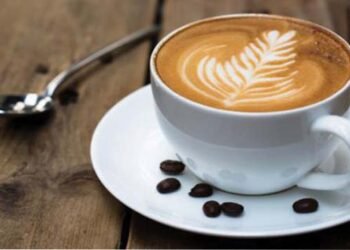 روزانہ کافی پینے کے فوائد — کافی کے کپ کی تصویر جس سے بھاپ اٹھ رہی ہے