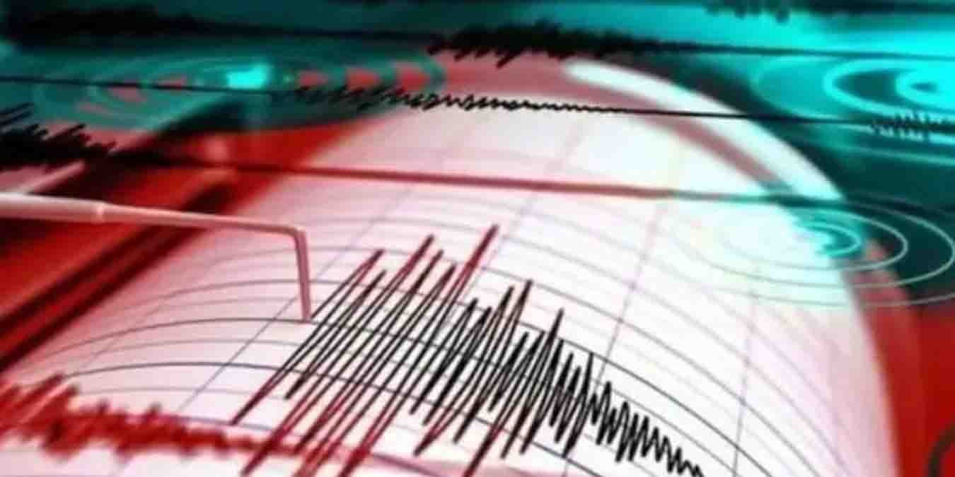 زلزلے کے بعد سبی کے لوگ کلمہ طیبہ پڑھتے ہوئے عمارت سے باہر کھلے میدان میں کھڑے ہیں۔