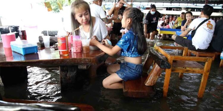 سیلابی ریسٹورینٹ تھائی لینڈ