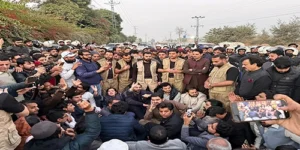 وزیراعلیٰ خیبرپختونخوا کا بانی پی ٹی آئی سے ملاقات نہ ہونے پر فیکٹری ناکہ پر دھرنا