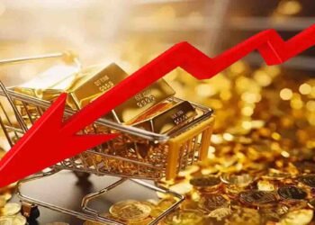 پاکستان میں سونے کی قیمت میں کمی کے بعد زیورات کی دکان کا منظر
